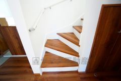 ご年配の方でも安心できる、手すり付き階段です＾＾段差も低めで設定されてますので安全性にも優れてますね＾＾