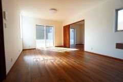 全居室にはたっぷり収納できる大型クローゼットを設置しています。窓には断熱性・保温性にすぐれ、省エネ効果のあるペアガラスを採用。冬には結露を防止します。