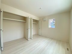 主寝室としてお使いいただけそうなこちらのお部屋は、日当たりが良く、爽やかな風を感じて起きる朝は、快適生活の始まりに。