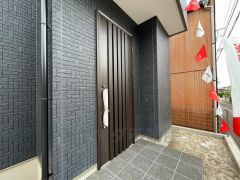 質感、使いやすさ、安全性、断熱性能を併せ持った玄関ドアです。また、ピッキング対策に優れる2ロック機構です。