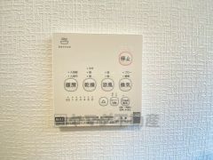 浴室暖房乾燥機には、暖房、乾燥、涼風、換気の4つの機能が付いています。タイマー付きです。