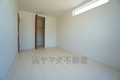 ウォークインクローゼット付きの洋室。スペースも広く、毎日のコーディネートが楽しくなります＾＾