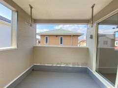 風通しも良く日当たり良好なバルコニーは、洗濯物を干すだけでなく、テーブルセットを置いて休日にブランチ、星を眺めながら晩酌もいいですね＾＾