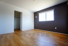 同仕様写真。住む人のこだわりを活かす洋室＾＾日当たりがよく、寝室としての利用もおすすめ。広めのクローゼットもあり荷物もすっきり片付けれ、ゆとりのある暮らしが出来ます＾＾