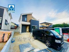 敷地面積広々52坪。カースペースは停めやすい並列駐車3台付き。アクロスプラザ篠栗まで徒歩4分。