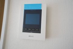 防犯性、セキュリティ対策に安心できるテレビモニター付きインターフォンです。セールスマン対策にもなり安心できます。