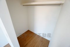 同仕様写真。ハンガーパイプ付で散らかりがちな洋服類もきれいに整理できます。使用頻度が少ないものは枕棚の上に、足元には3段ボックスを置いて、フル活用できるクローゼットです＾＾
