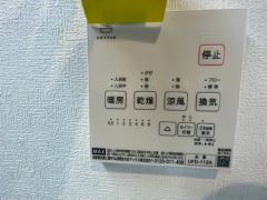 浴室換気暖房乾燥機付きなので、雨の日も気にせず洗濯物が干せます。