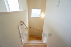 ご年配の方でも安心できる、手すり付き階段です＾＾段差も低めで設定されてますので安全性にも優れてますね＾＾