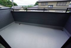 陽当たりの良いバルコニーです。お洗濯やお布団干しはもちろん、日光浴スペースにも。足元は防水工事施工済です。