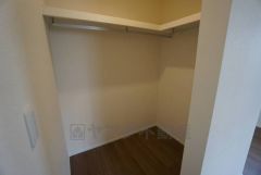 収納力豊富なウォークインクローゼット付き。洋服や小物などを1箇所にまとめて美しい収納を実現します。