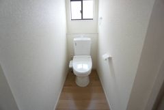 温水洗浄機付トイレです。節水機能もあるので、安心して使えますね。節水・静音設計でエネルギーを効率よく使用し省エネ。汚れをガードする構造でサッと一拭き、お手入れが簡単。