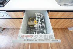 家事の時間が短縮できる食器洗浄乾燥機付。後片付けもラクラクです。 食器を洗う手間が減るので家族とのコミュニケーションの時間や自分の時間が増えますね。