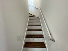 ご年配の方でも安心できる、手すり付き階段です＾＾段差も低めで設定されてますので安全性にも優れてますね＾＾