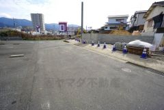 前面道路は北側約6.81～7.03ｍ。幅広いため、駐車やお車の離合もスムーズです＾＾ ＪＲ香椎線「須恵中央」駅まで徒歩6分＾＾