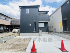 2沿線利用可能。西鉄桜並木駅まで徒歩2分バス変電所前停から乗車9分。JR南福岡駅まで徒歩2分バス変電所前停から乗車13分。