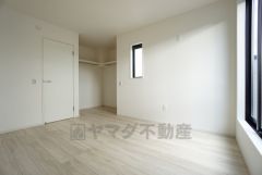 同仕様写真。住む人のこだわりを活かす洋室＾＾日当たりがよく、寝室としての利用もおすすめ。広めのクローゼットもあり荷物もすっきり片付けれ、ゆとりのある暮らしが出来ます＾＾