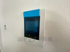 防犯性もばっちり、TVモニター付きインターフォン完備。大きなモニターで玄関先を確認できます。録画機能が付いているので不在時の訪問者も確認できて安心です^^