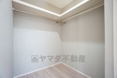 同仕様写真。収納力豊富なウォークインクローゼット付き。洋服や小物などを1箇所にまとめて美しい収納を実現します。