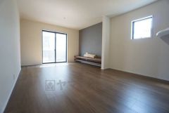 大きな窓のあるリビングは、陽光あふれる明るい空間です。居心地良く、ご家族皆がゆったり寛げる憩いの空間となりそうです。