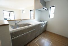 対面式カウンターキッチンでお子様の様子が見守れます。カウンタートップは耐熱性に優れており、日ごろのお掃除もふき取るだけでＯＫ。ステンレスシンクも簡単にお掃除できますよ。