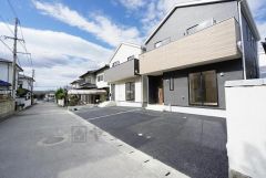 前面道路は公道南側約4.9、北側約6ｍ。大型車の通行が少なく、騒音や振動が静かで快適な生活を送れます。