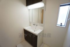 同仕様写真。三面鏡裏収納付き洗面化粧台です＾＾ 歯磨きセットやスキンケア用品などの収納に便利ですね。 生活感も隠すことができ、来客時にも安心です。