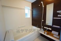 1坪サイズの浴室は、足をのばしてリラックスできます。浴室乾燥機付きなので、雨の日も気にせず洗濯物が干せます。