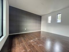 デザインクロスが2階洋室の雰囲気を上品に仕上げています。いつもと違う雰囲気のお部屋をお楽しみください。
