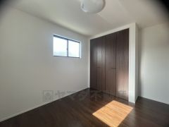 木目調のシンプルデザインで落ち着きと安らぎの空間に仕上げています。各部屋に収納が完備されているので、お荷物が多くなっても安心の設計です。