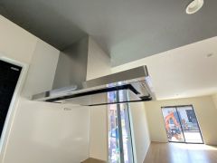 調理により発生する油煙や臭いを吸い込み、屋外へ排気してくれます。