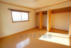 住む人のこだわりを活かす洋室＾＾日当たりがよく、寝室としての利用もおすすめ。広めのクローゼットもあり荷物もすっきり片付けれ、ゆとりのある暮らしが出来ます＾＾