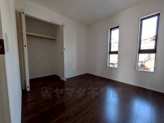 木目調のシンプルデザインで落ち着きと安らぎの空間に仕上げています。各部屋に収納が完備されているので、お荷物が多くなっても安心の設計です。