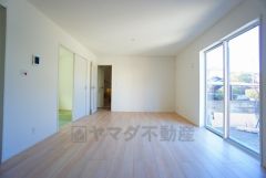 大きな窓のあるリビングは、陽光あふれる明るい空間です。居心地良く、ご家族皆がゆったり寛げる憩いの空間となりそうです。