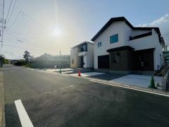 前面道路は6ｍ～8ｍと駐車がスムーズにできます＾＾ カースペースは停めやすい並列駐車2台付き。急な来客時も安心です＾＾