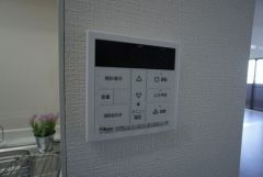 給湯器リモコンはキッチン横からボタンひとつで操作が楽々。通話ボタン付きでお子様とも会話ができて安心です。