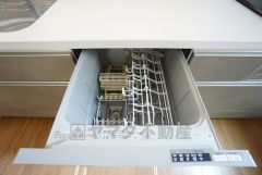 家事の時間が短縮できる食器洗浄乾燥機付。後片付けもラクラクです。 食器を洗う手間が減るので家族とのコミュニケーションの時間や自分の時間が増えますね。