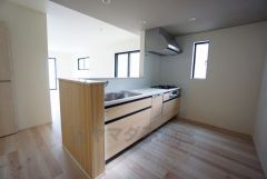 耐久性にも優れた人造大理石トップです。汚れもサッと拭き取ることができ、お掃除もラクラク。対面式キッチンが家族の会話も盛り上げます。食器洗浄乾燥機付。