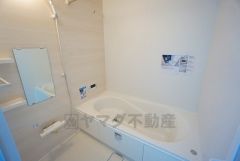 1坪サイズの浴室は、足をのばしてリラックスできます。浴室乾燥機付きなので、雨の日も気にせず洗濯物が干せます。