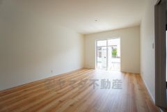 夏は強い日差しをカット、冬は暖かな遮熱高断熱型Low-Eガラスを採用。夏の強い日差しを約60%カットし、冷房効果を高めます。紫外線もカットするため紫外線による日焼けも抑制。