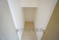 同仕様写真。リビングにある階段下収納は居住スペースを減らさずに日用品のストックが収納可能＾＾