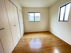 。明るい洋室です。ナチュラル色のフローリングで開放的な優しい雰囲気になっています＾＾ベッドや机、ＴＶを置いてもゆとりのある広さです。