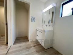 レバーシャワーで引き出して使用できます。収納も一体型になっているので、ドライヤーやヘアアイロンの置き場に困りませんね。
