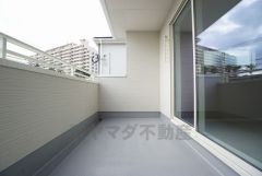 同仕様写真。南側に面したバルコニーは日当たり良好です。お洗濯物も気持ちよく干せそうです。