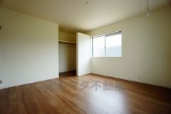 同仕様写真。住む人のこだわりを活かす洋室＾＾日当たりがよく、寝室としての利用もおすすめ。広めのクローゼットもあり荷物もすっきり片付けれ、ゆとりのある暮らしが出来ます＾＾