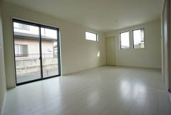 大きな窓のあるリビングは、陽光あふれる明るい空間です。居心地良く、ご家族皆がゆったり寛げる憩いの空間となりそうです。