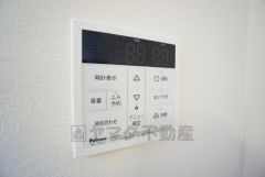 給湯器リモコンはキッチン横からボタンひとつで操作が楽々。通話ボタン付きでお子様とも会話ができて安心です。