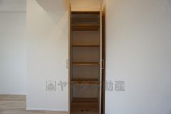 物が散らかりやすいリビングに収納スペースを確保。書類や雑貨をひとまとめにできまるため、お部屋をすっきりさせることが出来ます。