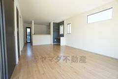 対面式キッチンを中心としたリビングダイニングで家族の会話が弾みそうです。