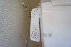 温水洗浄機付トイレです。節水機能もあるので、安心して使えますね。